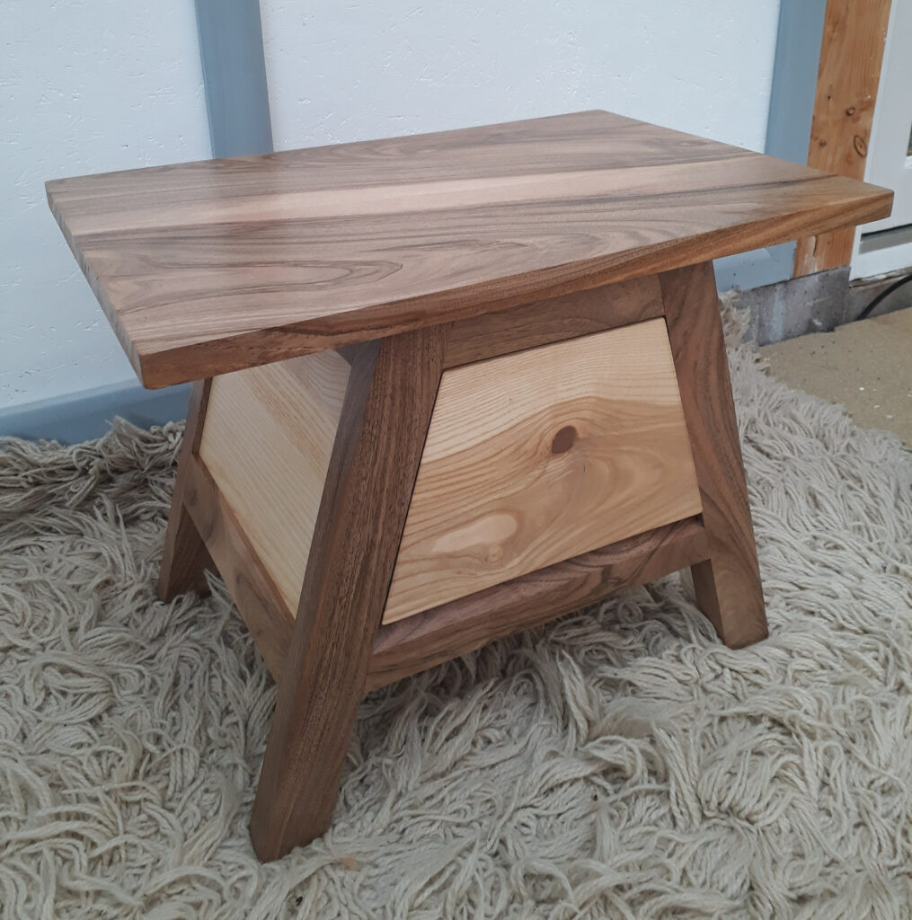 Table basse en noyer et frêne réalisée par Antoine 20 ans.